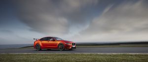 Превью обои jaguar xe sv project 8, jaguar, дорога, вид сбоку