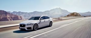 Превью обои jaguar, xf s, awd, белый, вид сбоку, движение