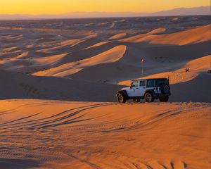 Превью обои jeep, автомобиль, дюны, пустыня, песок