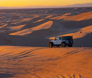 Превью обои jeep, автомобиль, дюны, пустыня, песок