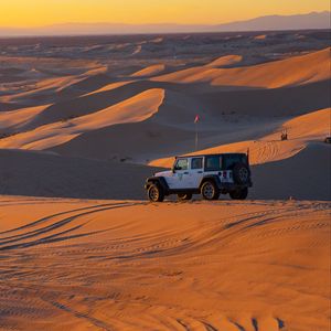 Превью обои jeep, автомобиль, дюны, пустыня, песок