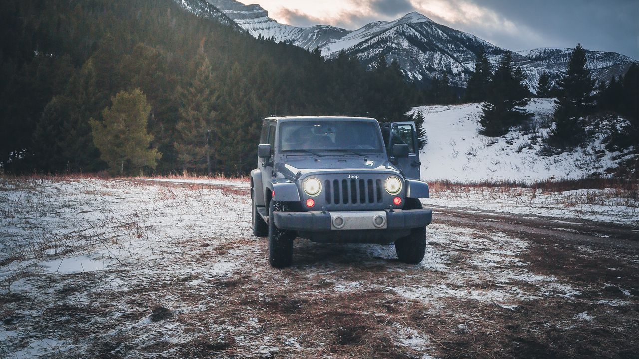 Обои jeep, автомобиль, внедорожник, серый, снег, горы, зима