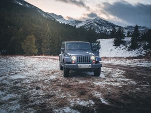 Превью обои jeep, автомобиль, внедорожник, серый, снег, горы, зима