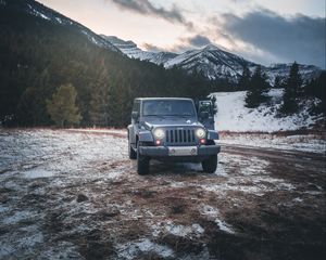 Превью обои jeep, автомобиль, внедорожник, серый, снег, горы, зима