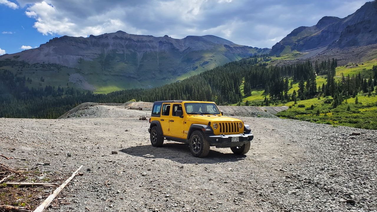 Обои jeep, автомобиль, внедорожник, желтый, горы, природа