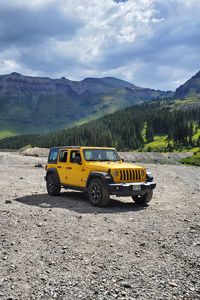 Превью обои jeep, автомобиль, внедорожник, желтый, горы, природа