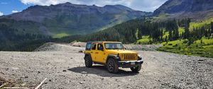 Превью обои jeep, автомобиль, внедорожник, желтый, горы, природа