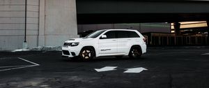 Превью обои jeep grand cherokee, jeep, автомобиль, внедорожник, белый, стоянка