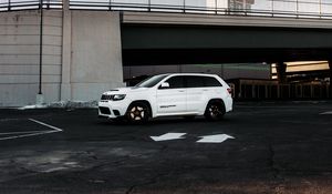 Превью обои jeep grand cherokee, jeep, автомобиль, внедорожник, белый, стоянка