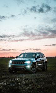 Превью обои jeep grand cherokee, jeep, автомобиль, внедорожник, серый, поле, сумерки