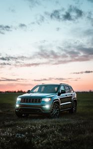 Превью обои jeep grand cherokee, jeep, автомобиль, внедорожник, серый, поле, сумерки