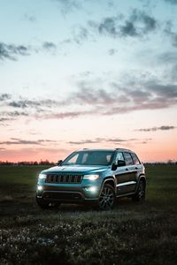 Превью обои jeep grand cherokee, jeep, автомобиль, внедорожник, серый, поле, сумерки