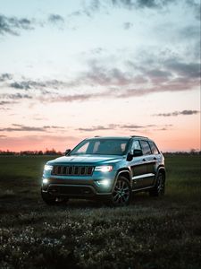 Превью обои jeep grand cherokee, jeep, автомобиль, внедорожник, серый, поле, сумерки