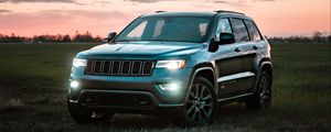 Превью обои jeep grand cherokee, jeep, автомобиль, внедорожник, серый, поле, сумерки