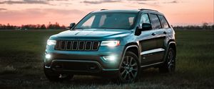 Превью обои jeep grand cherokee, jeep, автомобиль, внедорожник, серый, поле, сумерки