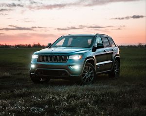 Превью обои jeep grand cherokee, jeep, автомобиль, внедорожник, серый, поле, сумерки