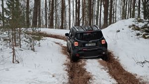 Превью обои jeep renegade, jeep, автомобиль, внедорожник, черный, лес, снег