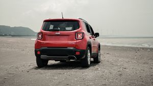 Превью обои jeep renegade, jeep, внедорожник, красный, вид сзади, пляж, бездорожье