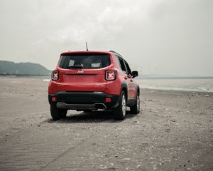 Превью обои jeep renegade, jeep, внедорожник, красный, вид сзади, пляж, бездорожье