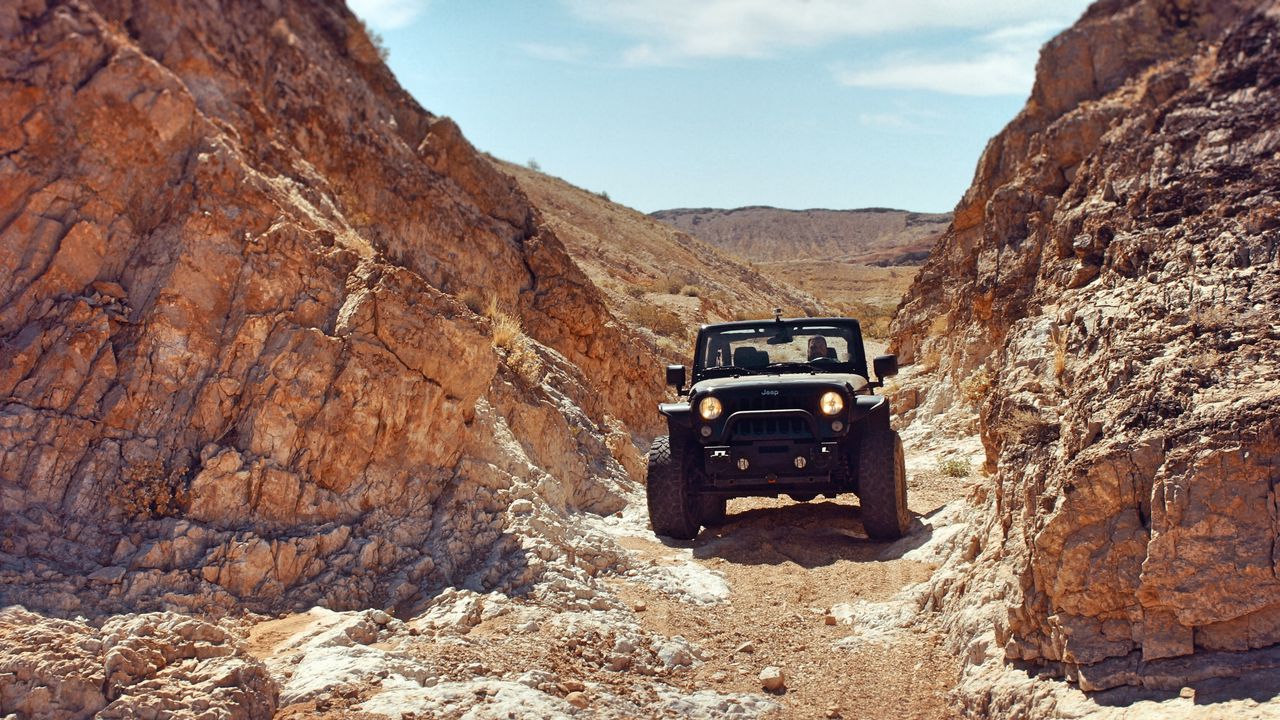 Обои jeep, внедорожник, скалы, пустыня