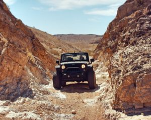 Превью обои jeep, внедорожник, скалы, пустыня