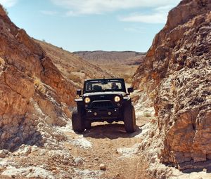 Превью обои jeep, внедорожник, скалы, пустыня