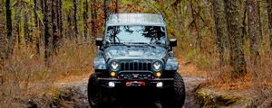 Превью обои jeep wrangler, jeep, автомобиль, вид спереди, лес