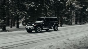 Превью обои jeep wrangler, jeep, автомобиль, внедорожник, черный, дорога, снег