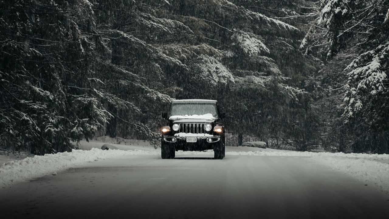 Обои jeep wrangler, jeep, автомобиль, внедорожник, черный, снег, дорога