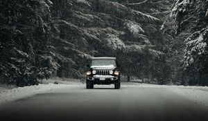 Превью обои jeep wrangler, jeep, автомобиль, внедорожник, черный, снег, дорога