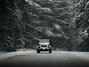 Превью обои jeep wrangler, jeep, автомобиль, внедорожник, черный, снег, дорога