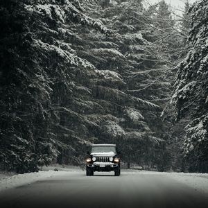 Превью обои jeep wrangler, jeep, автомобиль, внедорожник, черный, снег, дорога