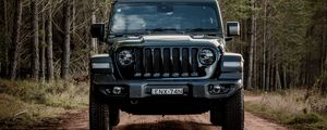 Превью обои jeep wrangler, jeep, автомобиль, внедорожник, черный, лес