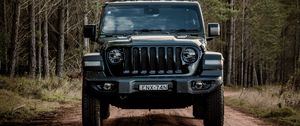 Превью обои jeep wrangler, jeep, автомобиль, внедорожник, черный, лес