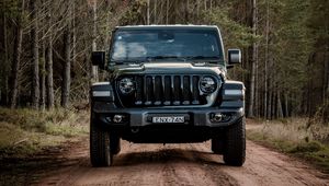 Превью обои jeep wrangler, jeep, автомобиль, внедорожник, черный, лес