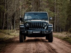 Превью обои jeep wrangler, jeep, автомобиль, внедорожник, черный, лес