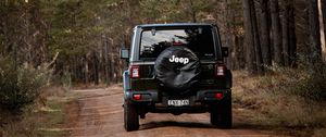 Превью обои jeep wrangler, jeep, автомобиль, внедорожник, черный, лес, дорога