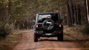 Превью обои jeep wrangler, jeep, автомобиль, внедорожник, черный, лес, дорога