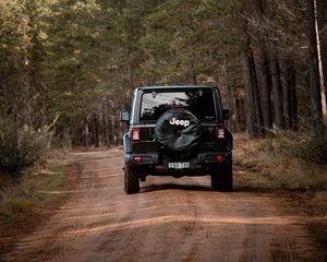 Превью обои jeep wrangler, jeep, автомобиль, внедорожник, черный, лес, дорога