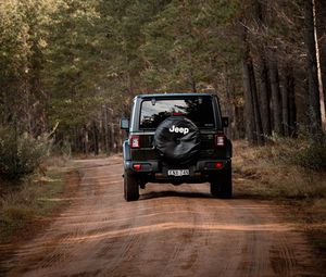 Превью обои jeep wrangler, jeep, автомобиль, внедорожник, черный, лес, дорога