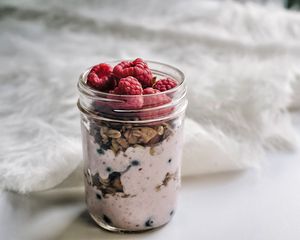 Превью обои йогурт, малина, орехи