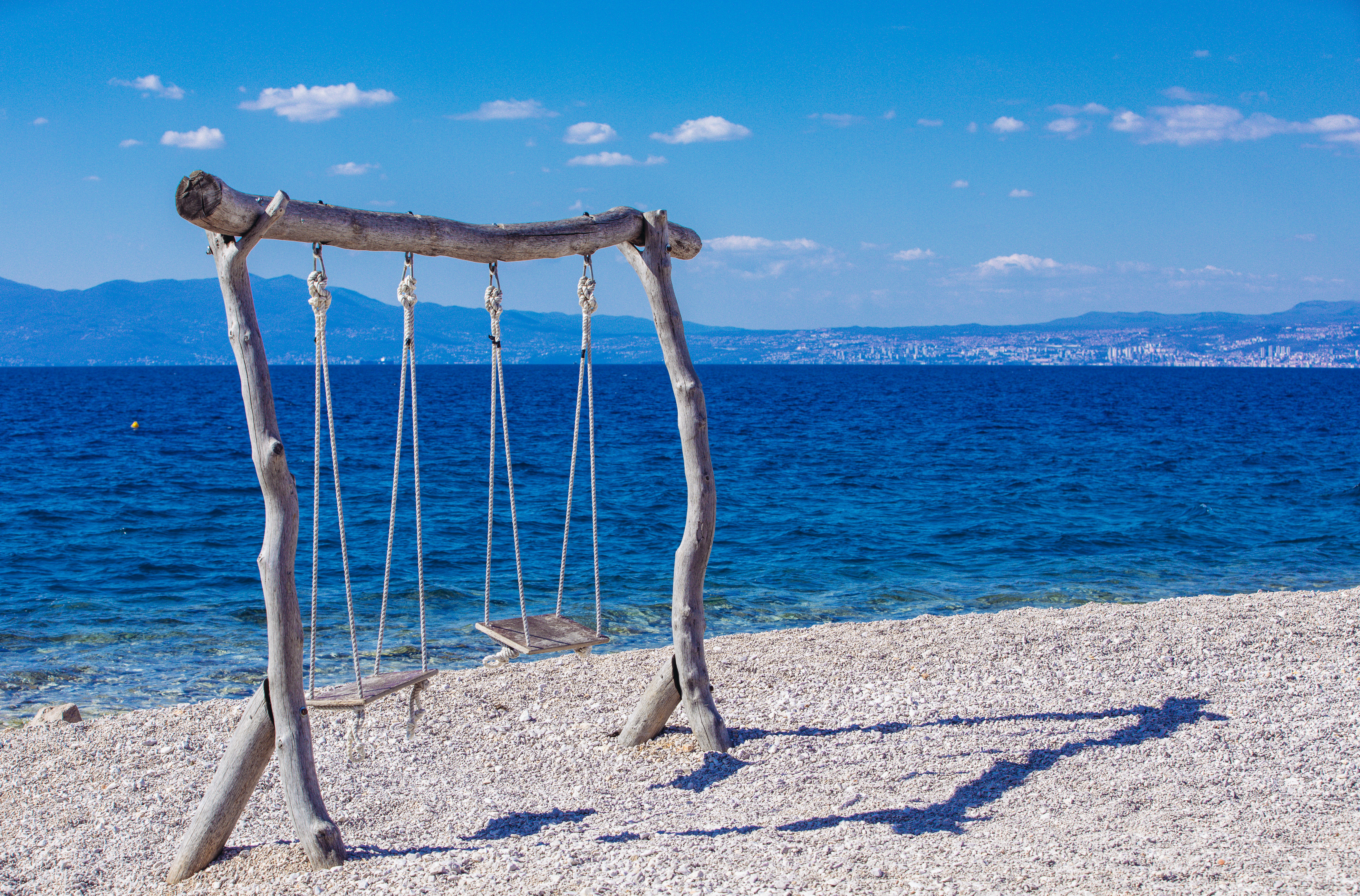 Качели в море в крыму. Пляжная качель. Качели на пляже. Качели на берегу моря. Море берег качель.