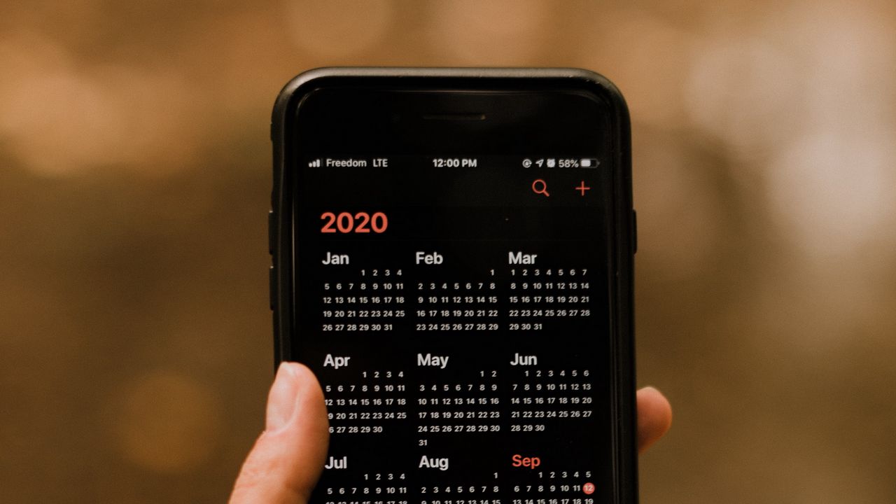 Обои календарь, телефон, экран, рука
