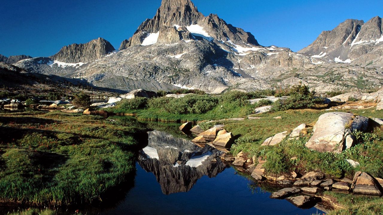Обои калифорния, горы, камни, растительность, озеро, невада