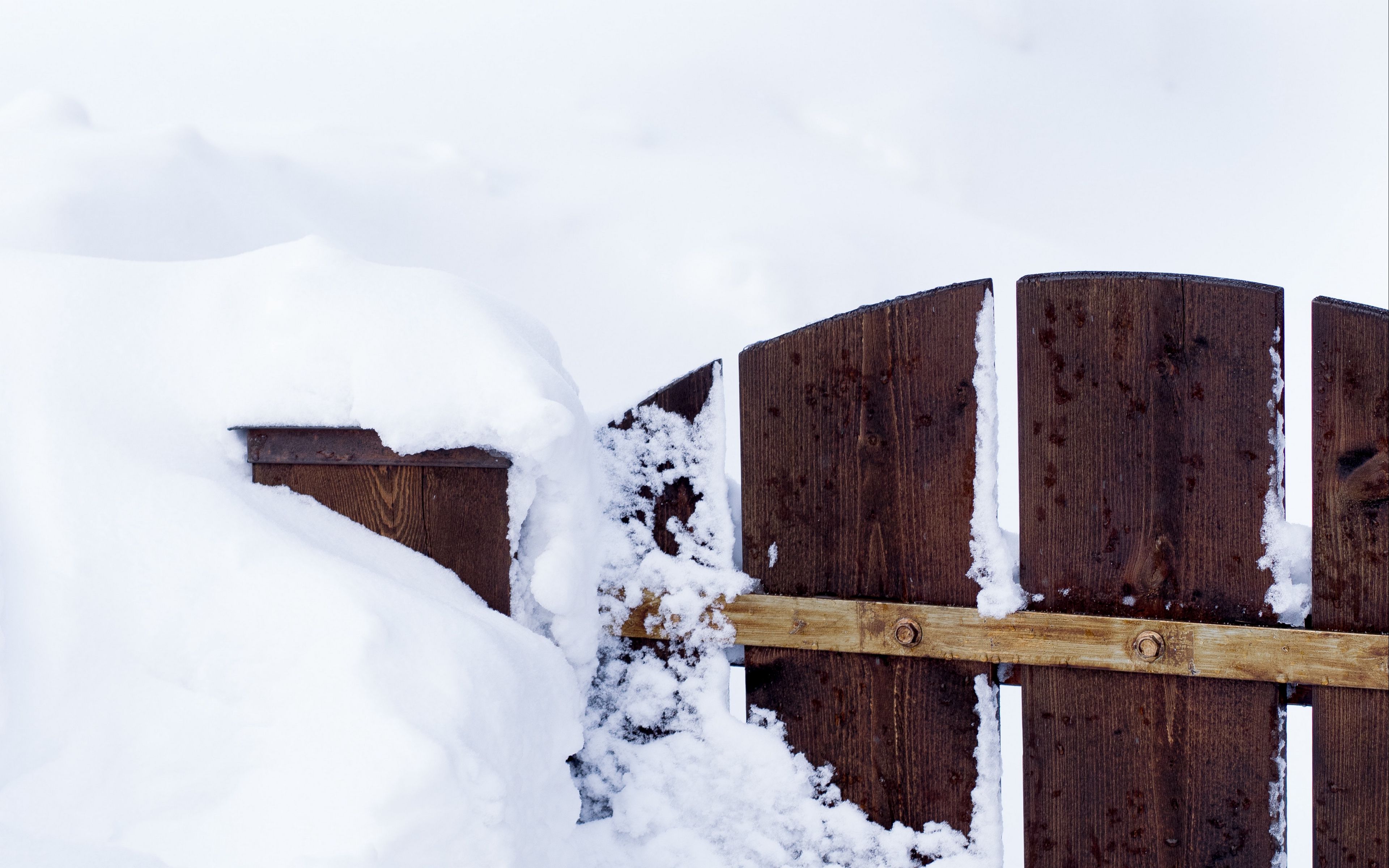 Старый забор в снегу