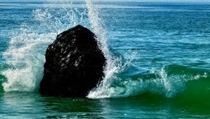 Превью обои камень, море, океан, брызги, природа