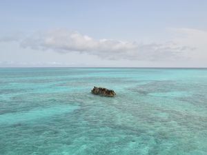 Превью обои камень, море, природа, минимализм