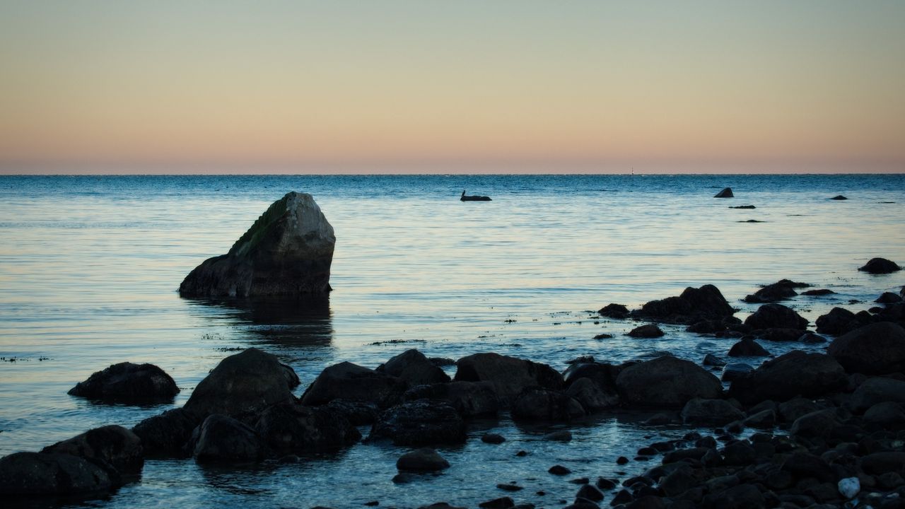 Обои камень, море, сумерки, горизонт