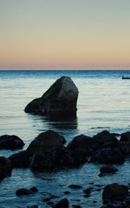 Превью обои камень, море, сумерки, горизонт
