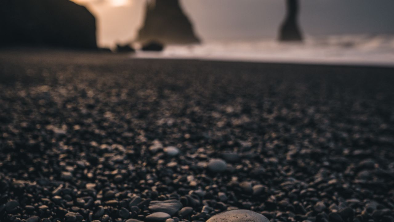 Обои камень, пляж, закат, скалы